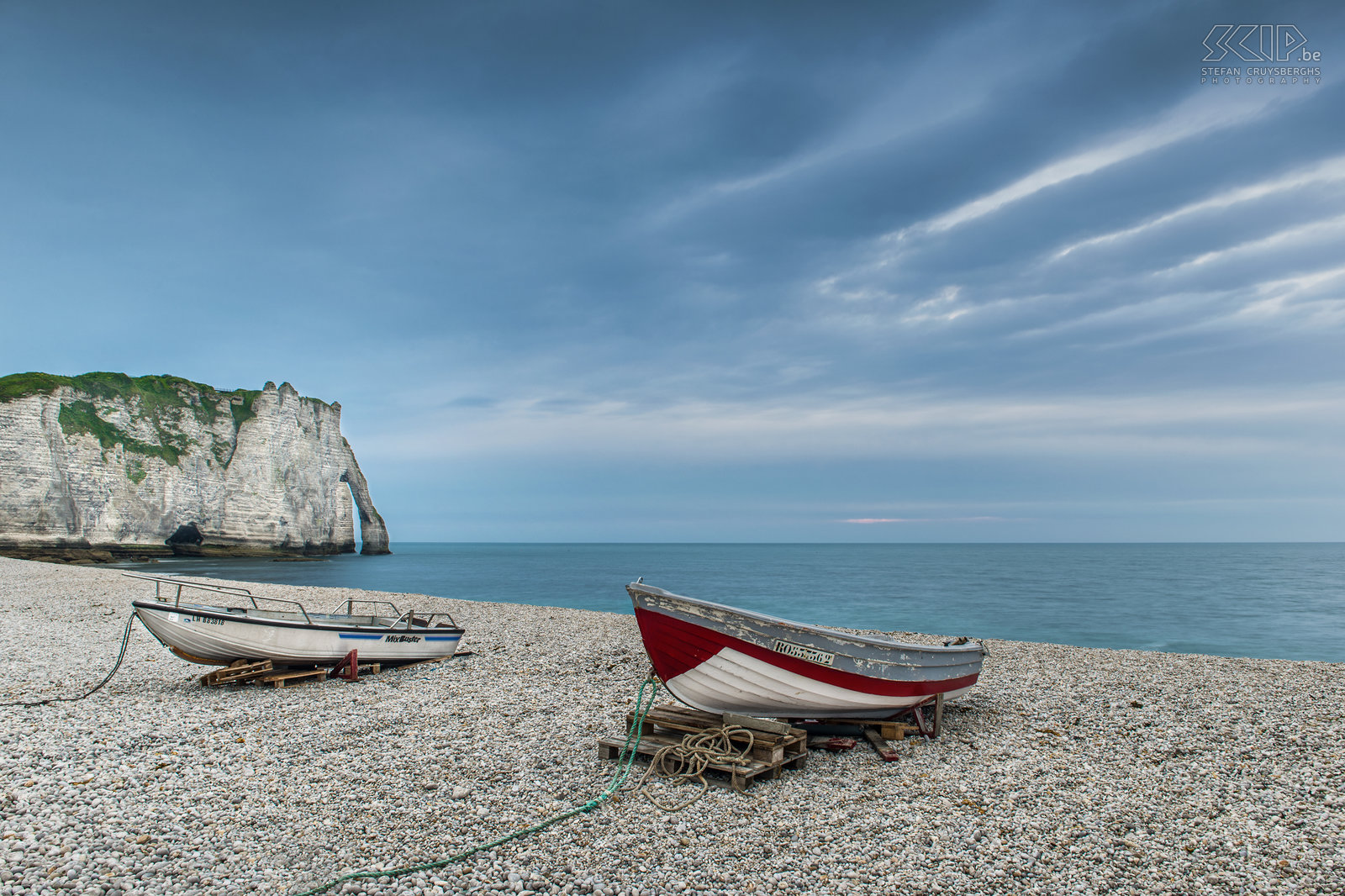 Kust Normandië en Nieuwpoort - Étretat Foto's van een fotografie weekendje aan de kust van Normandië met zijn indrukwekkende kliffen en pittoreske vuurtorens. Onze uitstap eindigde met een mooie zonsondergang en het blauwe uur in Nieuwpoort. Stefan Cruysberghs